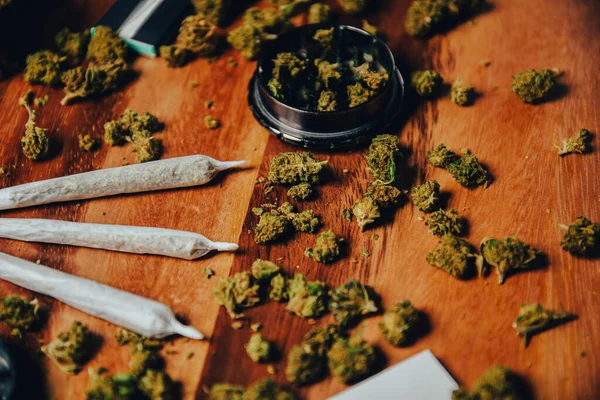 Marihuana Unmengen Auf Einem Holztisch Mühle Filterpapier Und Zigaretten Drogen — Stockfoto