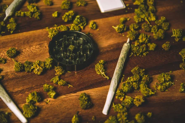 Mühle Mit Gras Filterpapier Und Zigaretten Drogen Auf Einem Tischhintergrund — Stockfoto