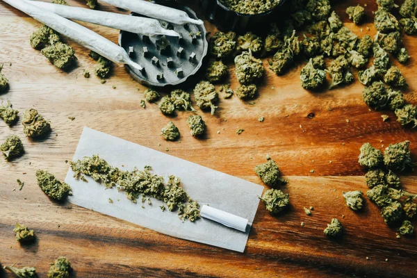 Marijuana Tunas Dengan Obat Obatan Cbd Dan Thc Grinder Dan — Stok Foto