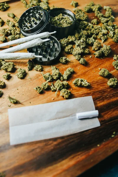 Μαριχουάνα Μπουμπούκια Ναρκωτικά Cbd Και Γκράιντερ Ναρκωτικά Τσιγαριλίκια Κοινό Χαρτί — Φωτογραφία Αρχείου