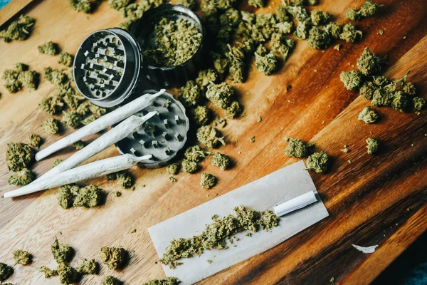 Marihuanové Poupata Drogami Cbd Thc Mlýnek Drogy Klouby Společný Papír — Stock fotografie
