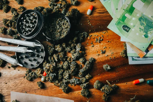 Marijuana Tunas Dengan Obat Obatan Cbd Dan Thc Grinder Dan — Stok Foto