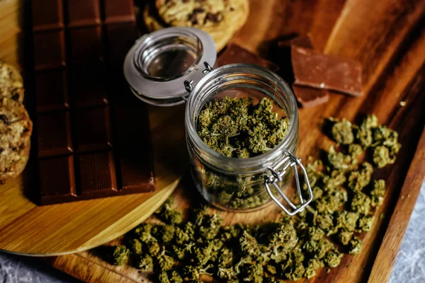 Ciocolată Prăjituri Marijuana Fundalul Unei Mese Lemn Conuri Marijuana Cbd — Fotografie, imagine de stoc