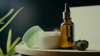 Marihuana yağı için cam şişe, pipetli kozmetik. İlaç, ilaç ve tedaviyle krem ve kozmetik. Güzellik ve sağlık cbd ve thc damla.