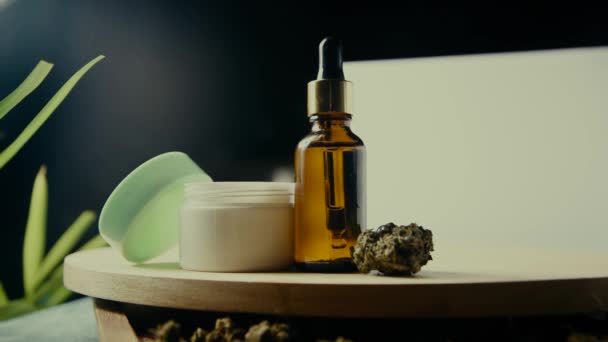 Glazen Fles Voor Marihuana Olie Cosmetica Met Pipet Crème Cosmetica — Stockvideo