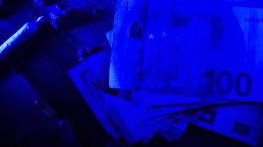 Uyuşturucu, CBC ve THC ile marihuana tomurcukları. Öğütücü, esrar, euro parası, dolar. Kirli iş, krupiye evi. Mavi neon ve haplar, ekstazi, ekstazi, amfetamin. El eklem gösterir