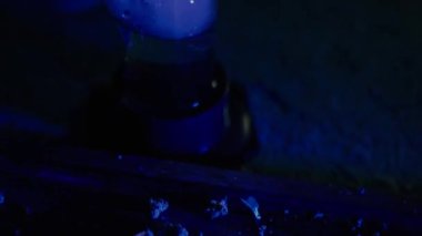 Erkek eli marihuanayla nargileyi tıkar. Uyuşturucu ve uyuşturucu bağımlısı. Adam ot içiyor. Neon mavi ışık. CBD veya THC