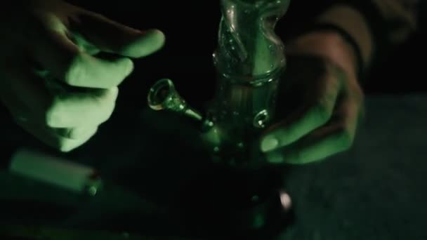 Les Mains Masculines Bouchent Bong Avec Marijuana Homme Fume Herbe — Video