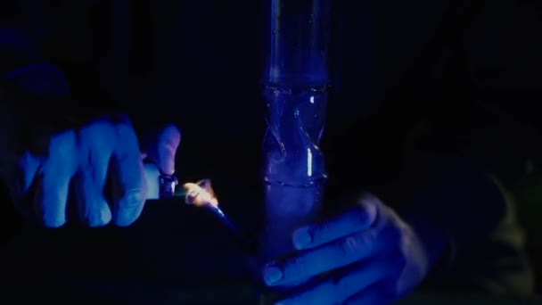 Mâinile Sex Masculin Înfundă Bong Marijuana Droguri Dependenţi Droguri Omul — Videoclip de stoc