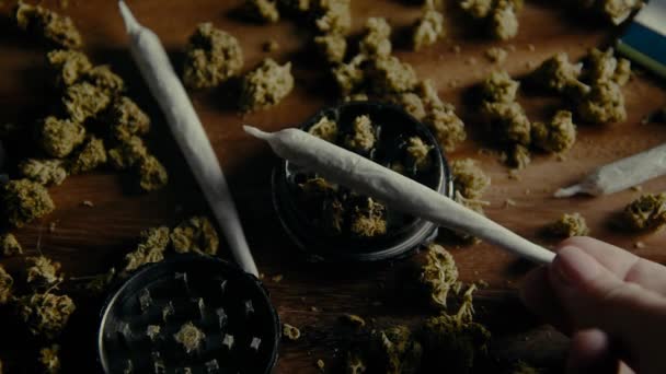 Hand Zeigt Joint Marihuana Unmengen Auf Einem Holztisch Mühle Filterpapier — Stockvideo