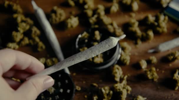 Hand Zeigt Joint Marihuana Unmengen Auf Einem Holztisch Mühle Filterpapier — Stockvideo
