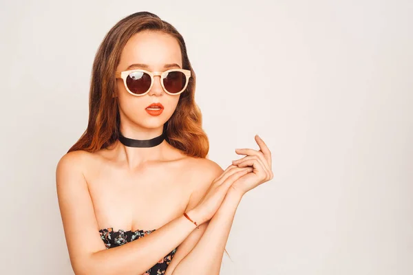Retrato Elegante Uma Menina Modelo Beleza Usando Óculos Escuros Madeira — Fotografia de Stock