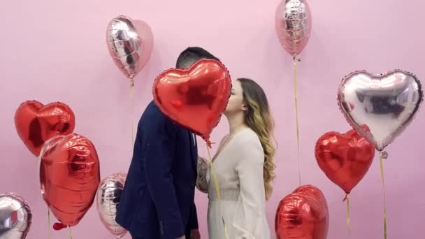 Piękna Para Walentynki Świętuje Lutego Kochanie Kobieta Mężczyzna Całuje Balonami — Wideo stockowe