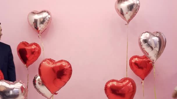 Sevgililer Günü Nde Güzel Bir Çift Şubat Kutluyor Aşkım Balonların — Stok video