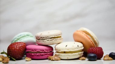 Makarna pembesi, turuncu ve bej, mermer şeklinde mavi. Güzel ve güzel bir Fransız tatlısı. Meyveler, çilekler, yaban mersinleri, ahududular. Aydınlıktan karanlığa, gürültüden karanlığa