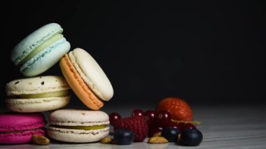 Renkli kurabiyeler. Küçük Fransız kekleri. Tatlı ve renkli Fransız badem kurabiyeleri. Taze böğürtlenli bir sürü lezzetli makarna.
