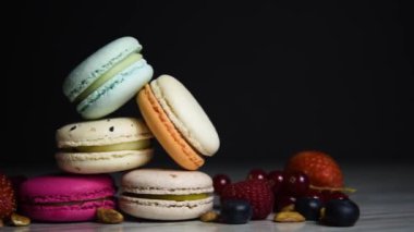 Renkli kurabiyeler. Küçük Fransız kekleri. Tatlı ve renkli Fransız badem kurabiyeleri. Taze böğürtlenli bir sürü lezzetli makarna.