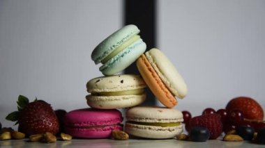 Makarna pembesi, turuncu ve bej, mermer şeklinde mavi. Güzel ve güzel bir Fransız tatlısı. Meyveler, çilekler, yaban mersinleri, ahududular. Aydınlıktan karanlığa, gürültüden karanlığa