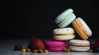 Renkli kurabiyeler. Küçük Fransız kekleri. Tatlı ve renkli Fransız badem kurabiyeleri. Taze böğürtlenli bir sürü lezzetli makarna.