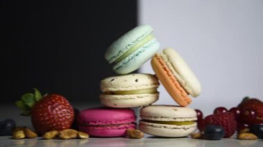 Makarna pembesi, turuncu ve bej, mermer şeklinde mavi. Güzel ve güzel bir Fransız tatlısı. Meyveler, çilekler, yaban mersinleri, ahududular. Aydınlıktan karanlığa, gürültüden karanlığa