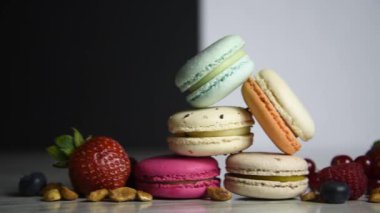 Makarna pembesi, turuncu ve bej, mermer şeklinde mavi. Güzel ve güzel bir Fransız tatlısı. Meyveler, çilekler, yaban mersinleri, ahududular. Aydınlıktan karanlığa, gürültüden karanlığa