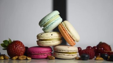 Makarna pembesi, turuncu ve bej, mermer şeklinde mavi. Güzel ve güzel bir Fransız tatlısı. Meyveler, çilekler, yaban mersinleri, ahududular. Aydınlıktan karanlığa, gürültüden karanlığa