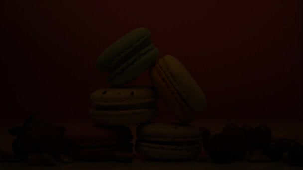 Kolorowe Makarony Małe Francuskie Ciasteczka Słodkie Wiele Smacznych Makaronów Świeżymi — Wideo stockowe