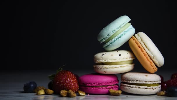 Colorful Macarons Cakes Small French Cakes Sweet Colorful French Macaroons — Vídeo de Stock