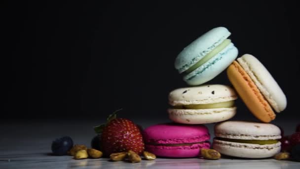 Bolos Macarons Coloridos Bolos Franceses Pequenos Macaroons Franceses Doces Coloridos — Vídeo de Stock