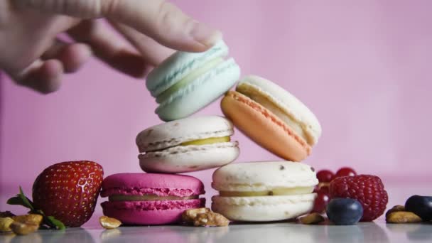 Colorful Macarons Small French Cakes Sweet Many Tasty Macarons Fresh — Videoclip de stoc