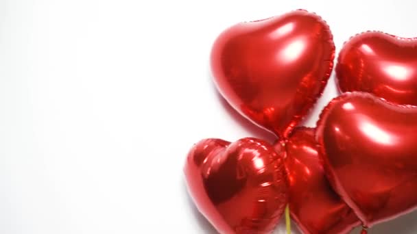 呈红色心形的气球 庆祝情人节 许多气球在空中和地方为文字 在空中飞行 儿童节 — 图库视频影像