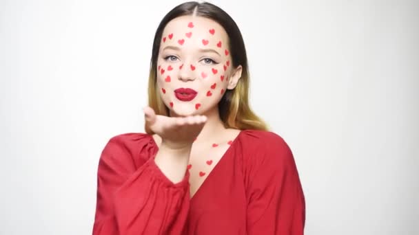 Yüzünde Kalp Etiketi Olan Bir Kadın Beyaz Arka Plandaki Kız — Stok video