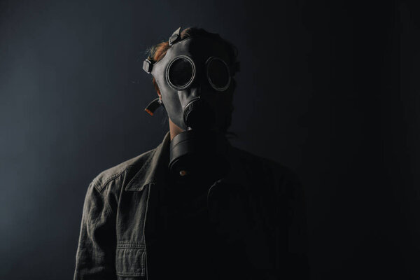 Фото военнослужащих в противогазе, апокалипсисе, ядерном оружии, атомном взрыве станции, защите химического и ядерного оружия. Девушка в маске на заднем плане, шум войны, избирательный фокус, движение