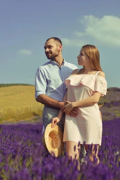 Een Paar Verliefd Een Veld Lavendel Bij Zonsondergang Bij Mooi — Stockfoto
