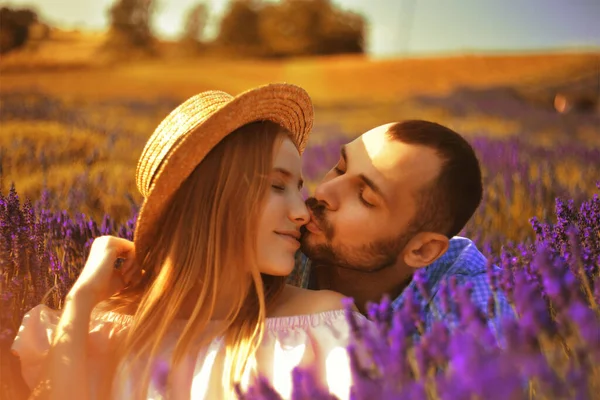 Couple Love Field Lavender Sunset Good Weather Beautiful Woman Dress — Stockfoto
