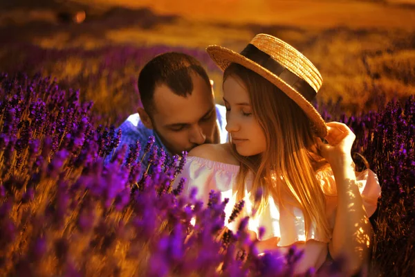 Couple Love Field Lavender Sunset Good Weather Beautiful Woman Dress — Stock fotografie
