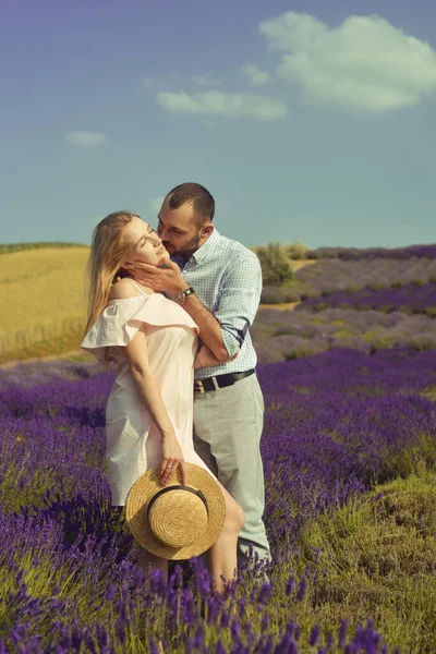 Couple Love Kissing Lavender Field Romance Travel Love Pretty Girl — Stockfoto