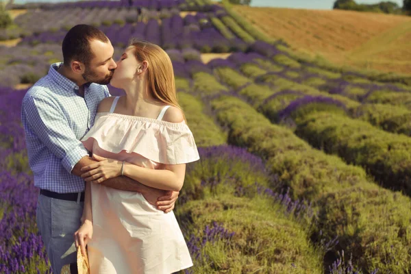 Een Paar Verliefd Een Veld Lavendel Bij Zonsondergang Bij Mooi — Stockfoto