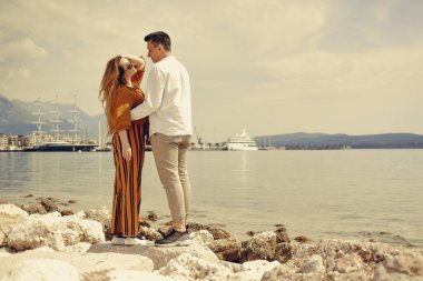 Bir çift deniz ve dağların arkaplanına karşı sahil boyunca yürür. Aşıklar seyahati. Aşk ve balayı. Erkek ve kız doğaya hayran.