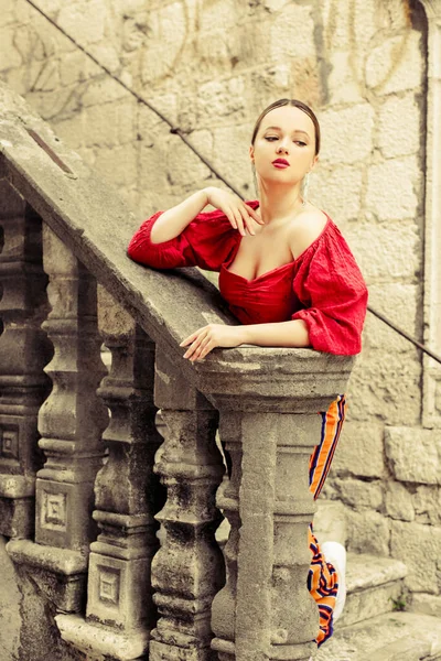 Una Hermosa Chica Rojo Está Pie Las Viejas Escaleras Del —  Fotos de Stock