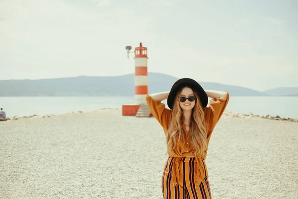 Een Meisje Een Geel Oranje Pak Het Strand Tegen Achtergrond — Stockfoto
