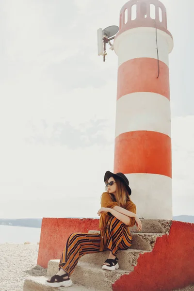 Herrliche Modische Frau Posiert Auf Einem Leuchtturm Sommerfoto Eines Mädchens — Stockfoto