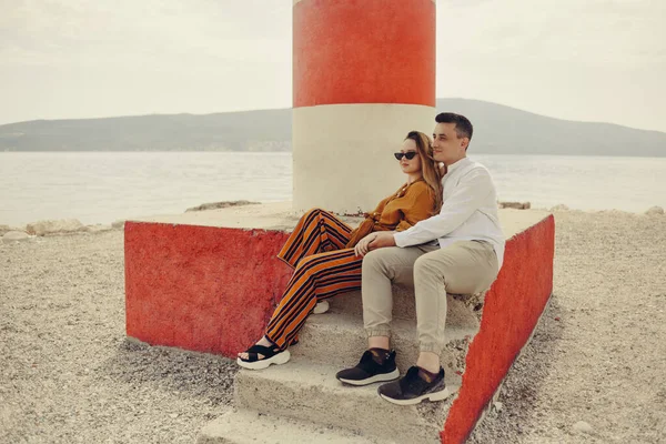 Ein Paar Sitzt Der Nähe Eines Leuchtturms Strand Vor Der — Stockfoto