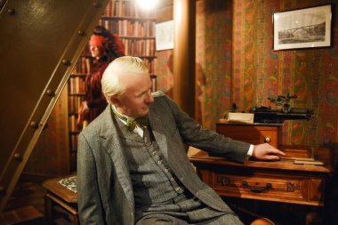 PARIS, FRANCE, 08.03.2022. Eyfel Kulesi, balmumu heykeller, Paris 'in en iyi manzaralı ofisi. Justus Eiffel 'in balmumu heykelleri, kızı Claire ve mucit Thomas Edison.