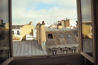 PARIS, FRANCE, 08.03.2022 Şehrin ve sokakların mimarisi, güzel evler ve şehir. Kartpostal canlı şehir.