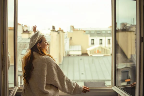 Eine Frau Steht Fenster Vor Der Kulisse Der Dächer Von — Stockfoto