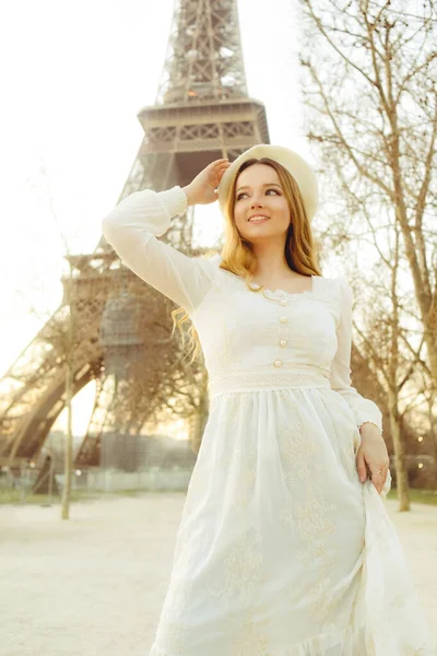 Hermosa Chica París Viaje Estilo Rubia Vestido Ambiente Romántico Caminando —  Fotos de Stock