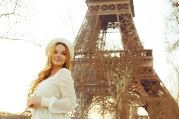 Vacker Blondin Paris Med Eiffeltornet Bakgrunden Basker Och Vit Klänning — Stockfoto