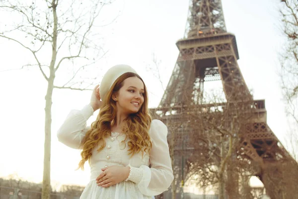 Gyönyörű Szőke Párizsban Eiffel Toronnyal Háttérben Svájcisapkában Fehér Ruhában Nevet — Stock Fotó