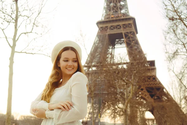 Hermosa Rubia París Con Torre Eiffel Fondo Con Una Boina —  Fotos de Stock